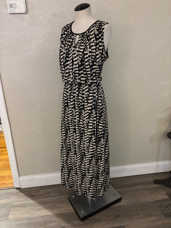 R&M Richards Dresses & Skirts - Sleeveless R& M Richard’s Black and White Printed Maxi Dress